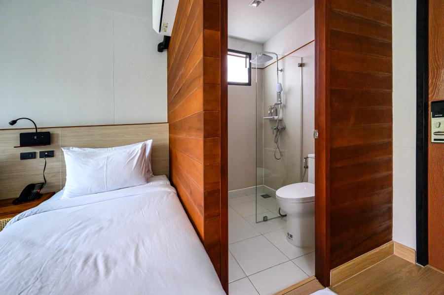 360&deg; Issara Floating Resort - bathrooms