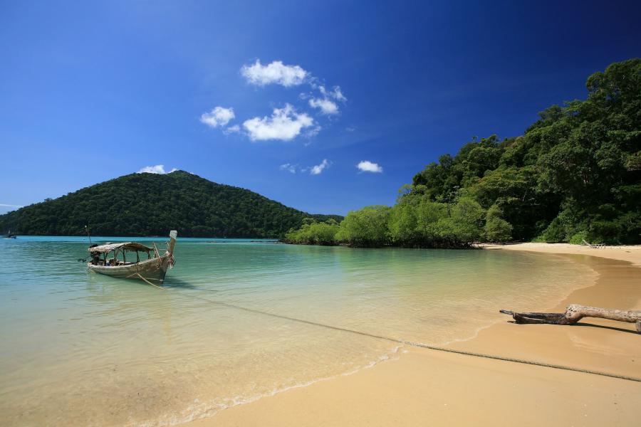 While most visiting people enjoy diving in deep waters around the islands, some of the Surin Islands beaches can be very quiet.